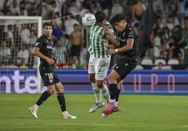 Bonini observa la lucha por el balón entre Isma Ruiz y Nico Melamed