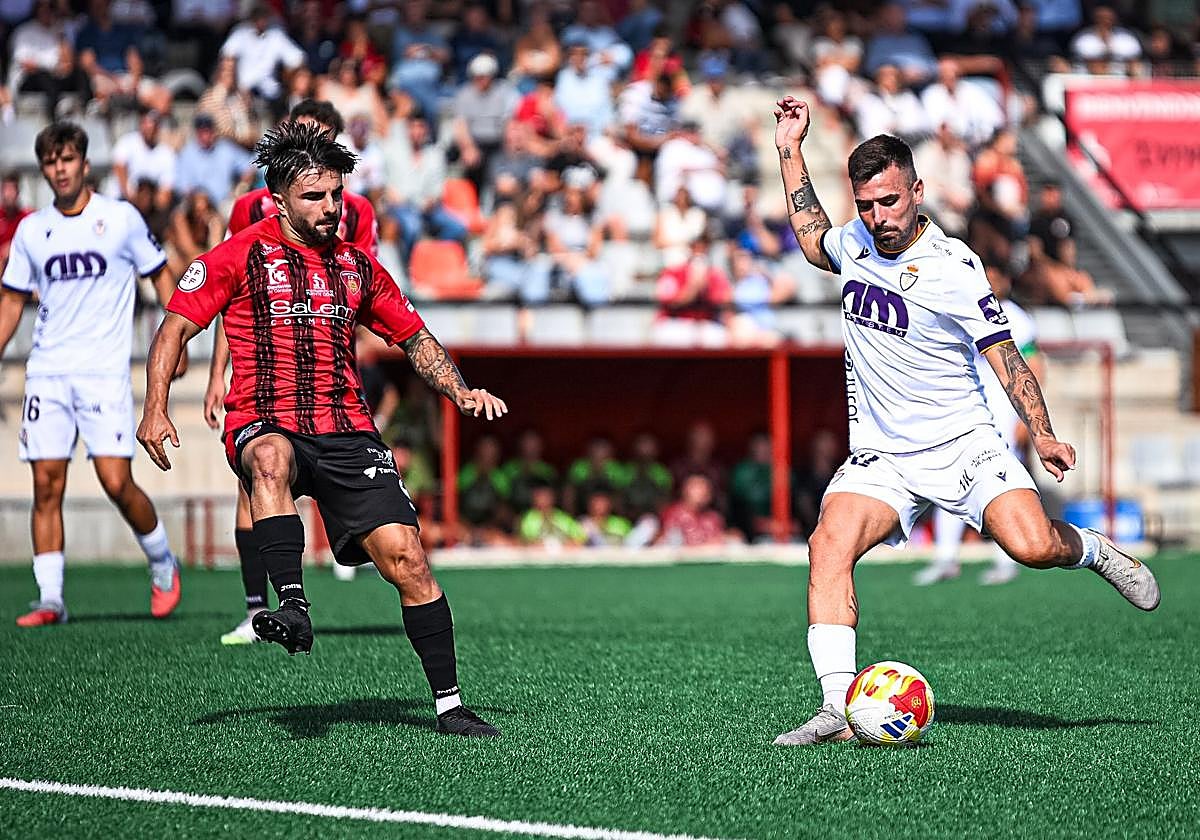 Adri Paz intenta un disparo durante la primera mitad.