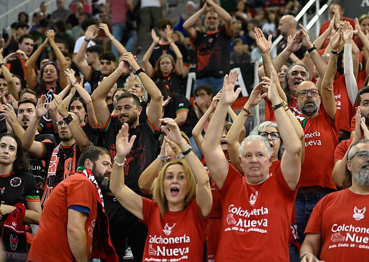Imagen secundaria 1 - Pablo Pin y la afición rojinegra, en acción durante el partido. 