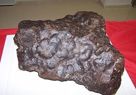 EL meteorito de Colomera, cuando fue expuesto en el pueblo.