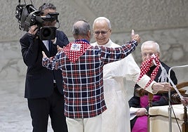 El Papa se dispone a abrazar al cantaor granadino Rafael Fernández Jiménez, tras el acto en el Vaticano.