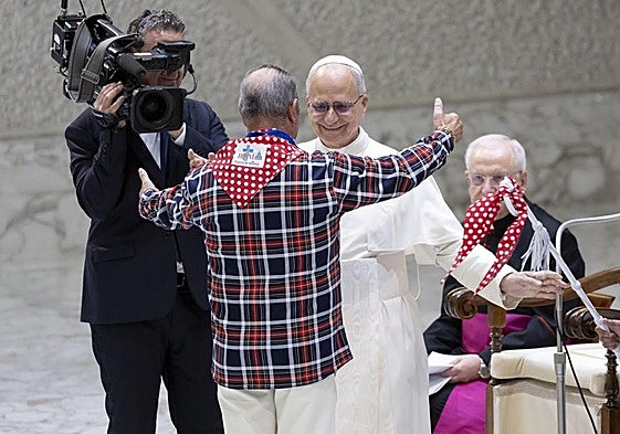 El Papa se dispone a abrazar al cantaor granadino Rafael Fernández Jiménez, tras el acto en el Vaticano.
