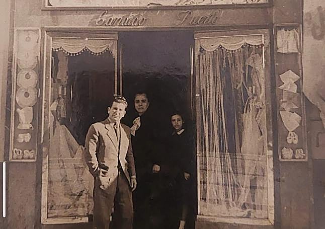 Antigua tienda en Reyes Católicos (Cándido Puerto junto a dos clientas)