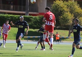 Con este cabezazo, Iker Burgos puso las tablas; hizo el primer gol indálico del curso en casa.