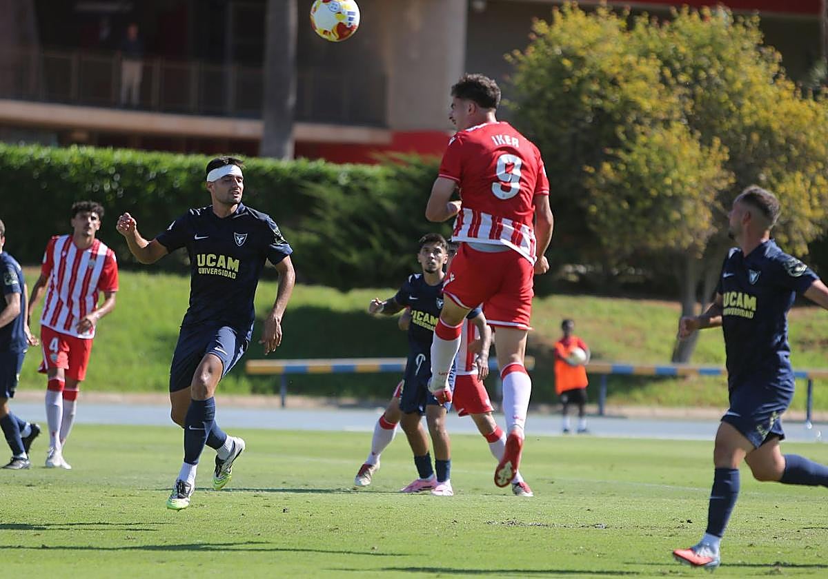 Con este cabezazo, Iker Burgos puso las tablas; hizo el primer gol indálico del curso en casa.