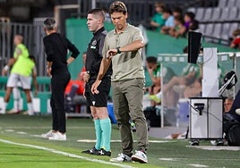 Rubi mirando el reloj en el Nuevo Arcángel