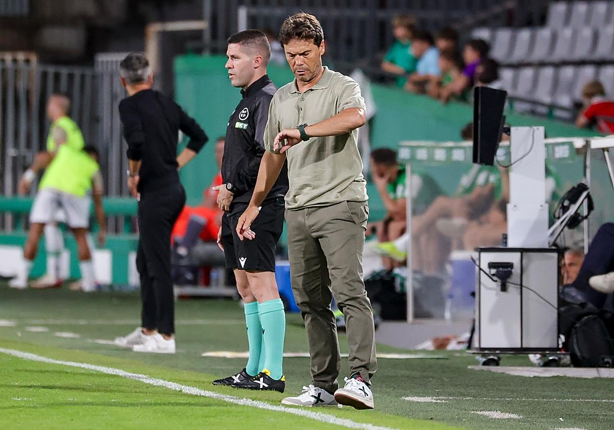 Rubi mirando el reloj en el Nuevo Arcángel