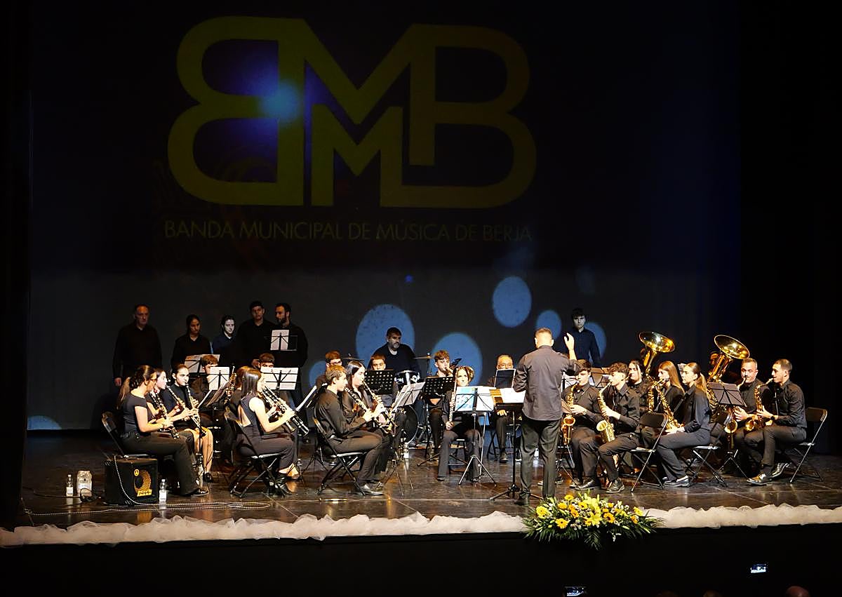 Imagen secundaria 1 - Berja se vuelca con Argar en la V Gala Berjarte a través de un teatro lleno de público, arte y emoción