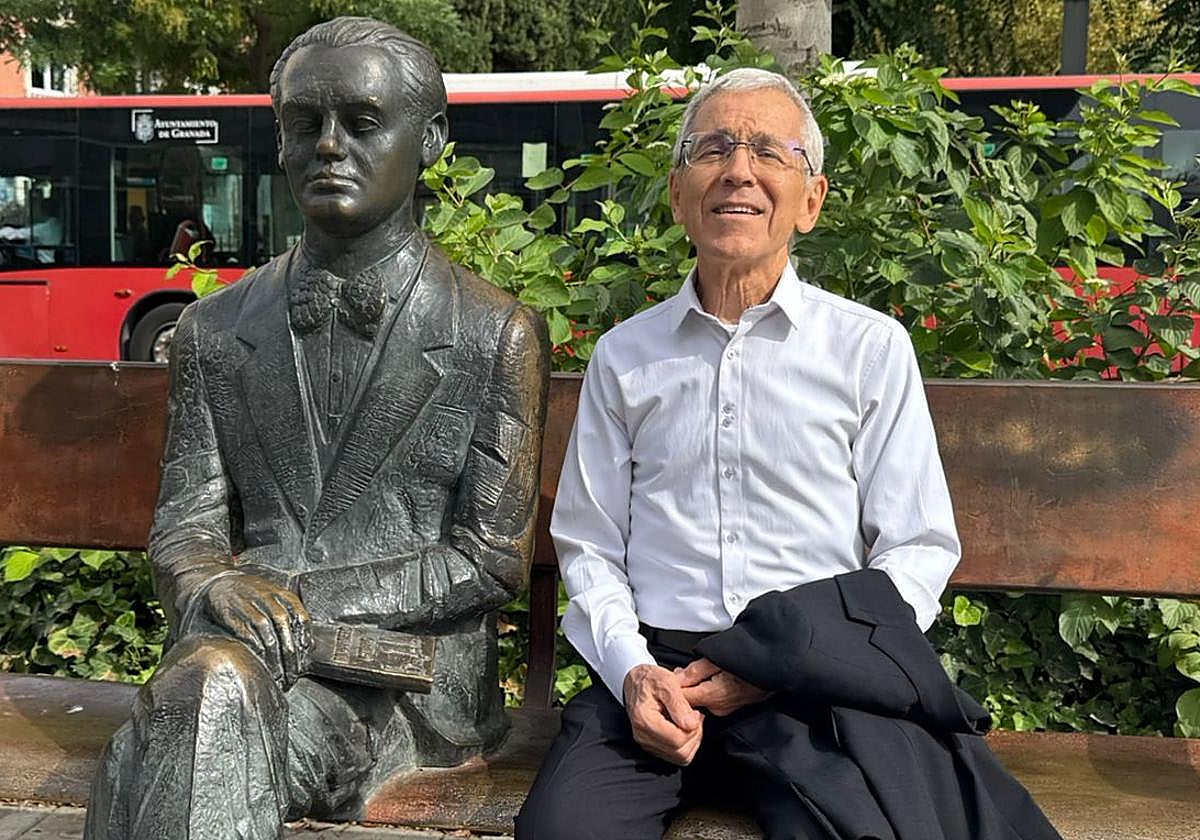 Francisco de Roux sentado junto a la estatua de García Lorca.