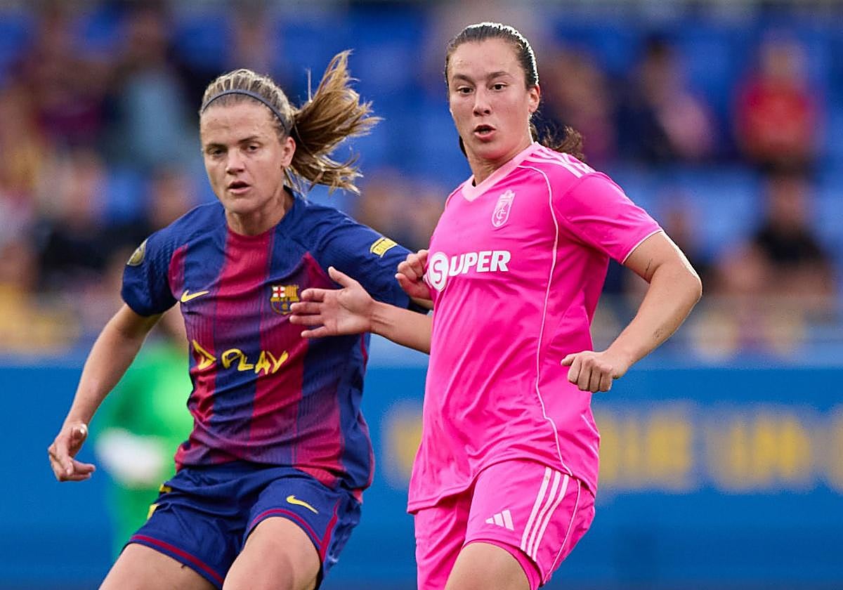 Sonya Keefe e Irene Paredes cuerpean durante uno de sus duelos en el partido.