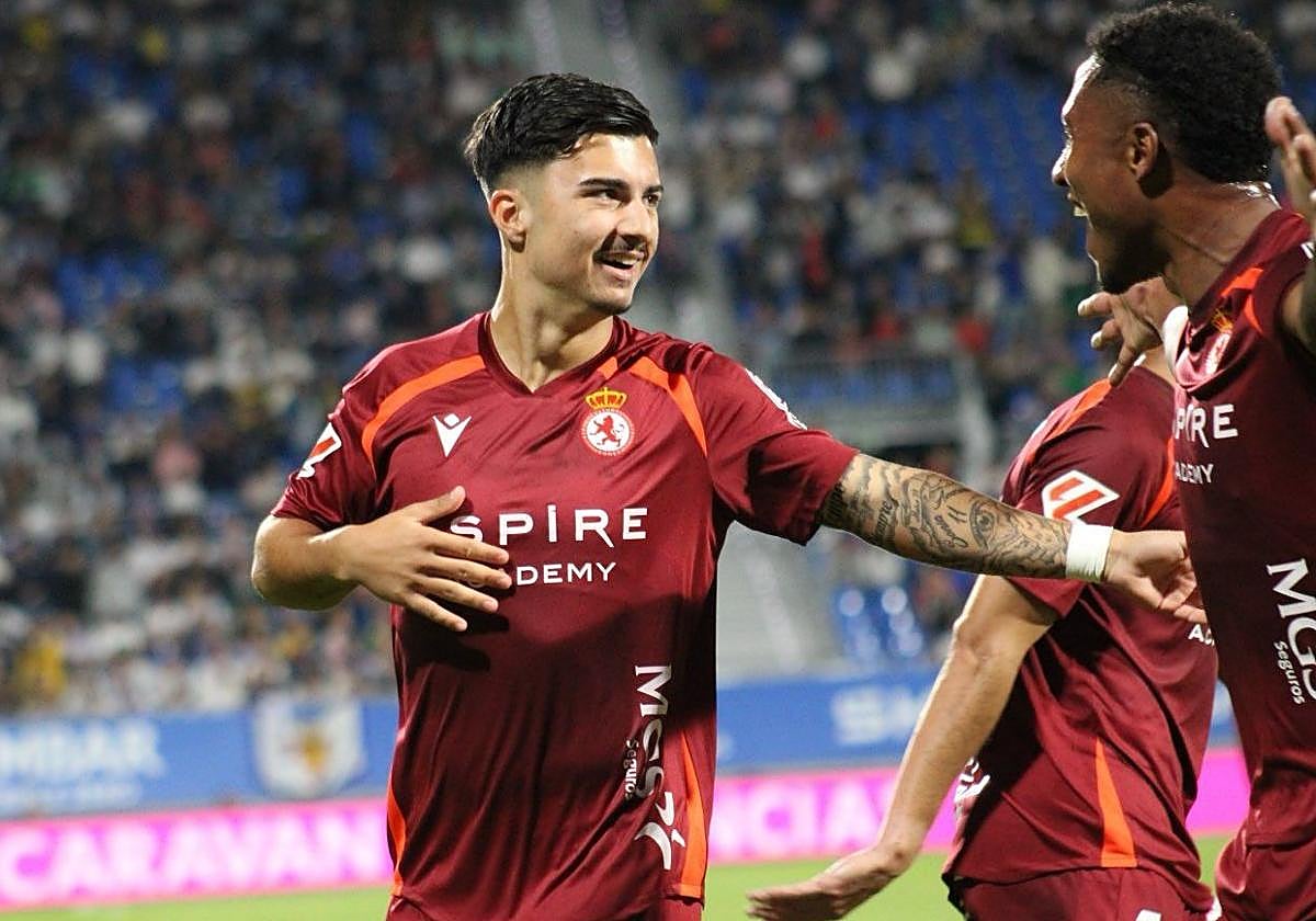 Paco Cortés celebra uno de sus dos goles en Zaragoza.