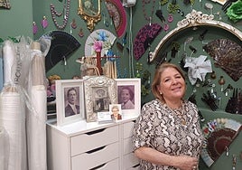 Estrella junto a la foto de sus padres, Cándido y María.