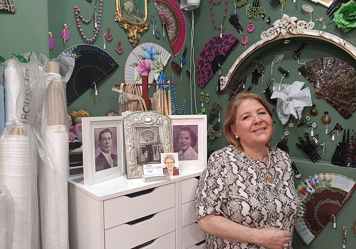 Estrella junto a la foto de sus padres, Cándido y María.