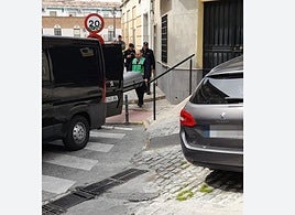 Momento en el que trasladan el cuerpo sin vida del menor