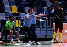 Guillermo Martínez da órdenes a sus jugadores.