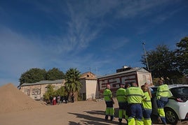 Operarios de Inagra esperan órdenes ante la huerta de la Mariana