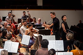 Lucas Macías, en el podio, en un momento del ensayo de la 'Tercera' de Mahler, con la OCG.