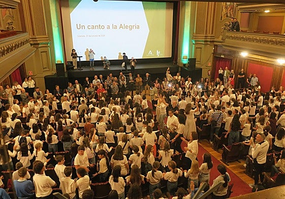 Los asistentes interpretaron el 'Himno a la alegría' para desear una pronta recuperación al cantante.