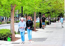 Las aceras de la Gran Vía no cuentan con ningún banco para poder sentarse.