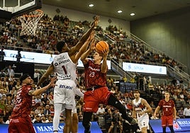 Luka Bozic, con el balón, choca con el baskonista Diakité.