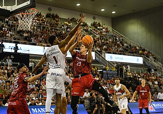 Luka Bozic, con el balón, choca con el baskonista Diakité.