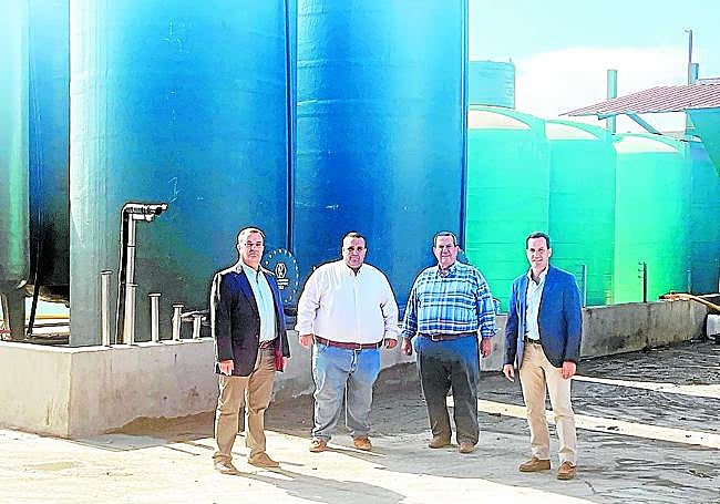 La familia, junto a los depósitos de fertilizantes de Nevian.