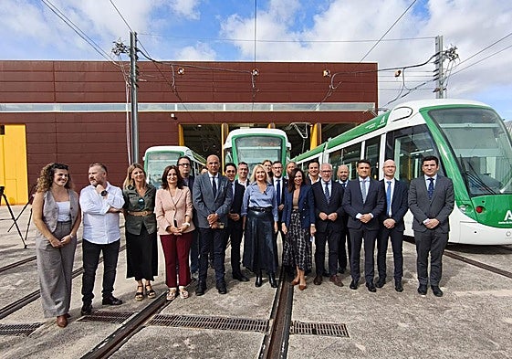 Foto de representantes de la Junta y el Ayuntamiento, junto a los técnicos, en las cocheras del tranvía.