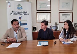 Quico Chirino (iz) firma con ANPE el acuerdo de colaboración.