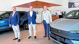 Primera y segunda generación. Carlos Roiz de la Parra junto a sus hijos Carlos y Javier en la empresa.