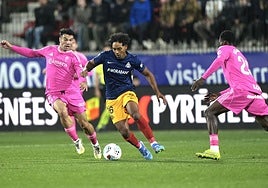 Pau Casadesús y Oscar salen al paso de Jastin durante un ataque del Andorra.