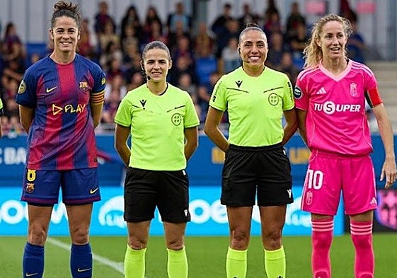 Lauri posa con la capitana del Barça y las árbitras del partido antes del comienzo.