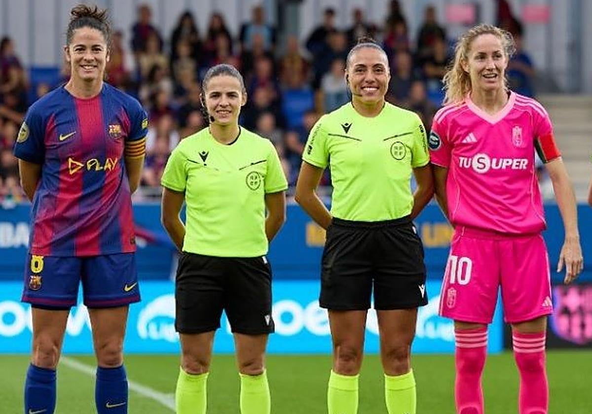 Lauri posa con la capitana del Barça y las árbitras del partido antes del comienzo.