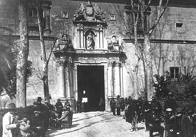 Entrada a la Casa de Expósitos ubicada en el Hospital Real en Granada