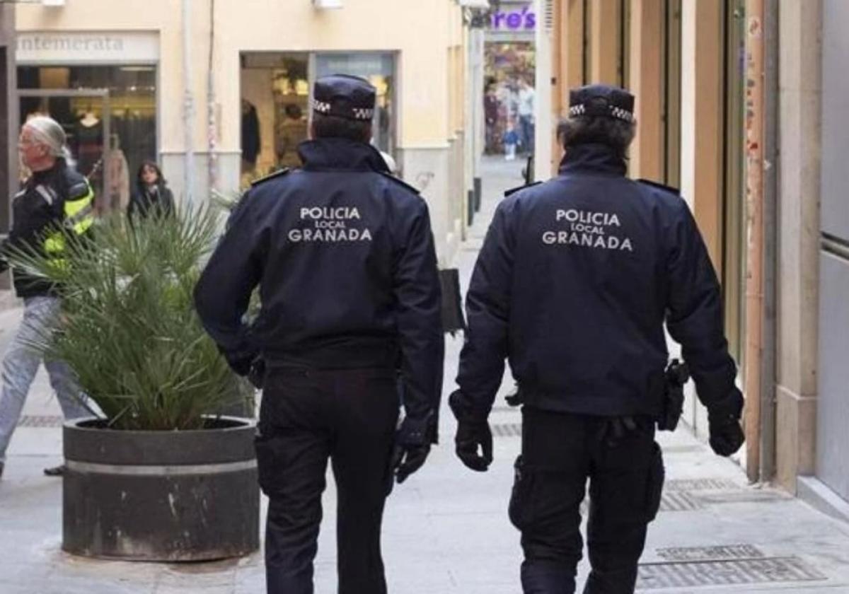Pega a un policía local de Granada y alega que el agente le dio miedo