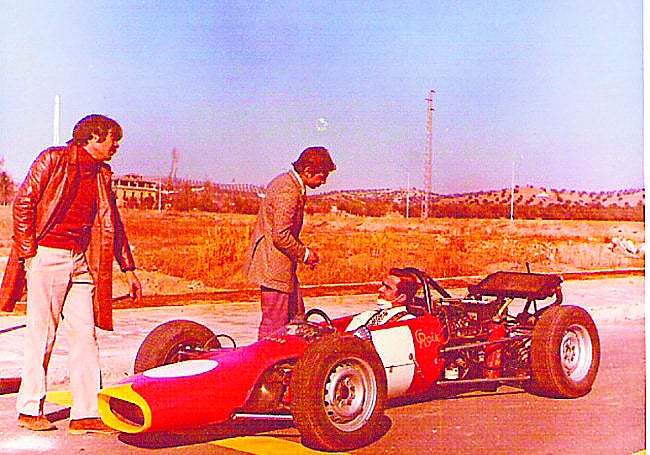 Carlos Roiz de la Parra Fernández- Figares a bordo de un bólido de la época.