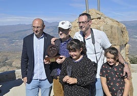 Rafael Vílchez recibe el premio acompañado de familia y amigos.