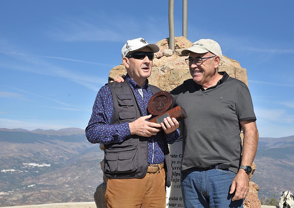 Imagen secundaria 1 - Foto de familia, Vílchez, entre amigos y el exdirector de IDEAL, Edyardo Perallta