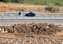 Restos de la inundación de la A-92, a la altura de Trasmulas, el pasado viernes 10 de abril.