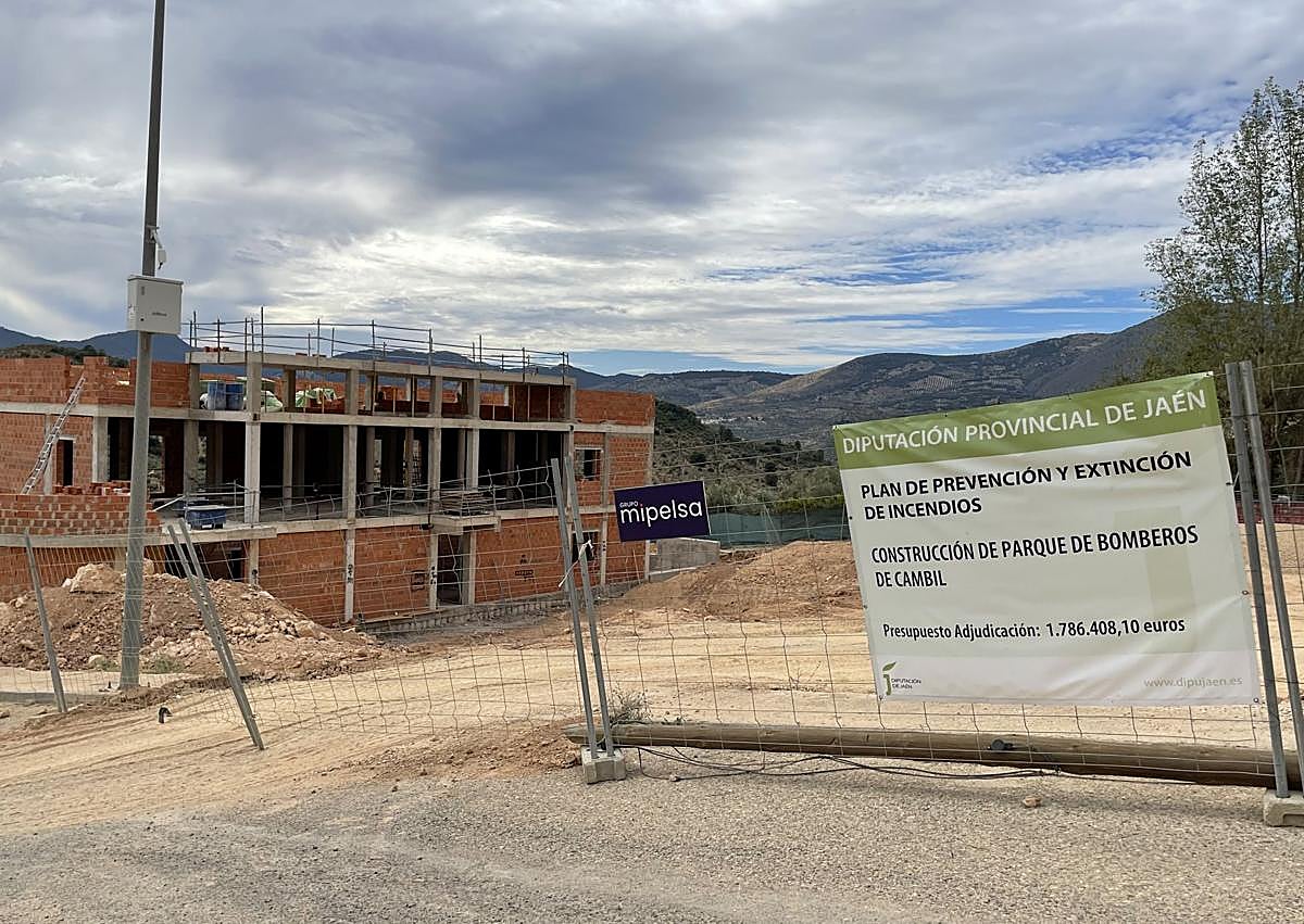 Imagen secundaria 1 - El futuro parque de bomberos de Cambil está al 25% de ejecución