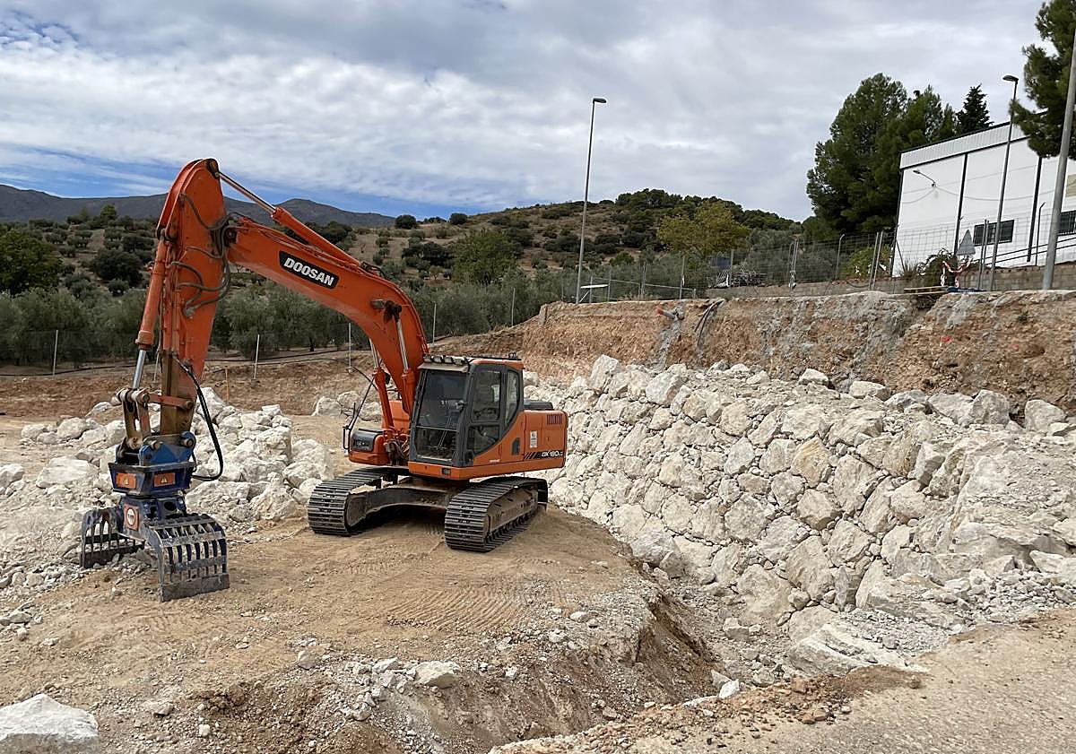 Imagen principal - El futuro parque de bomberos de Cambil está al 25% de ejecución