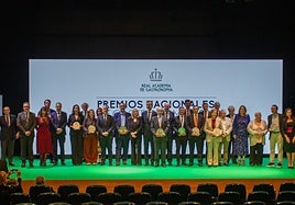 Todos los premiados posan con los representantes institucionales y de la Real Academia de la Gastronomía.
