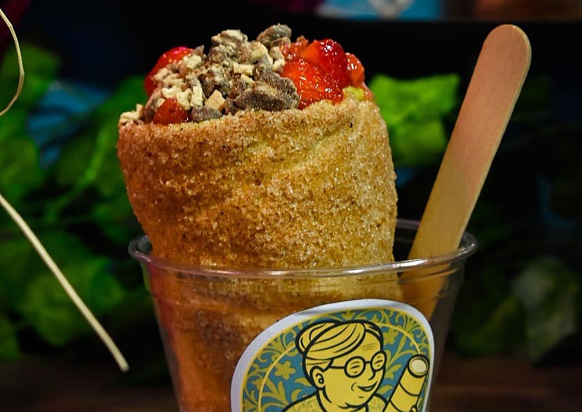 Imagen secundaria 1 - Colas en el centro de Granada para probar el dulce típico de Budapest y Praga: «Es exclusivo nuestro»