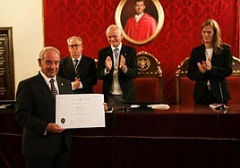 Manuel Titos a la izquierda, con el diploma que le acredita como ganador del Premio.