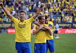 Rubén Alcaraz, con la camiseta del Cádiz, celebra un gol ante el Atlético de Madrid con Álex y José Mari justo detrás.