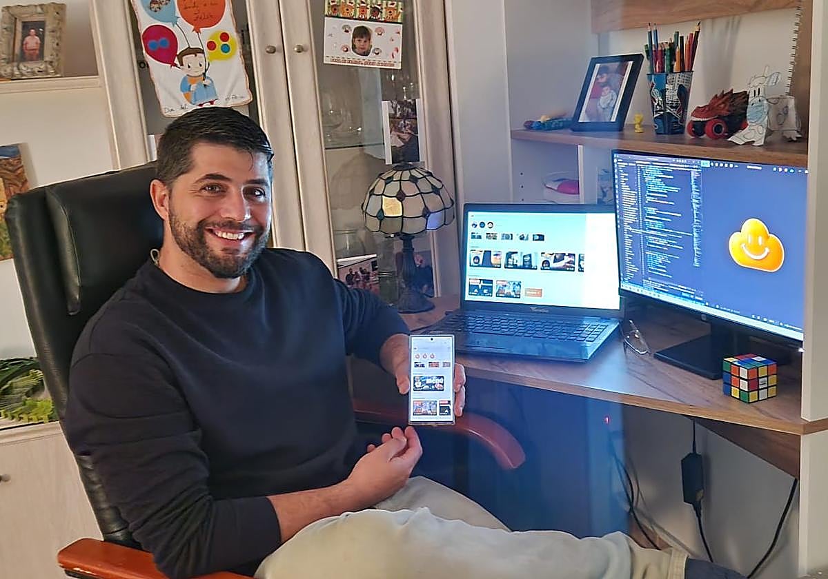 Cristian, creador de La Nube Granada, muestra la aplicación en su teléfono.