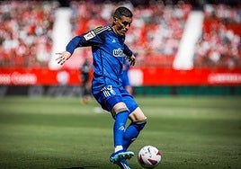 El nazarí José Callejón controla el balón en un partido contra el Almería.