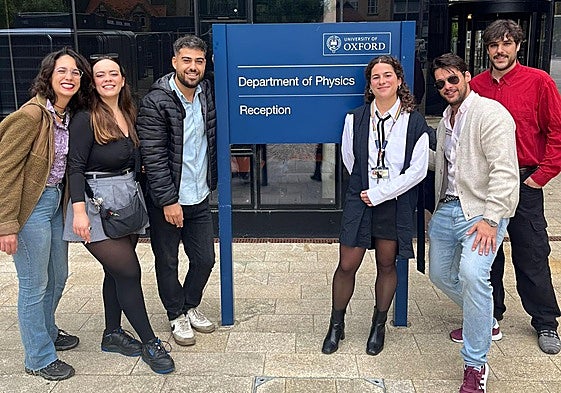 Lucía, en el medio, acompañada de sus amigos de Granada tras defender su tesis doctoral en computación cuántica en la Universidad de Oxford.