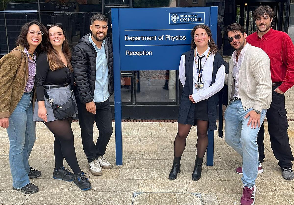 Lucía, en el medio, acompañada de sus amigos de Granada tras defender su tesis doctoral en computación cuántica en la Universidad de Oxford.