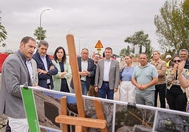 El delegado del Gobierno en Andalucía, Pedro Fernández, y la presidenta de la Confederación Hidrográfica del Guadalquivir, Gloria Martín, en la visita a la obra de un cauce en Cenes de la Vega.