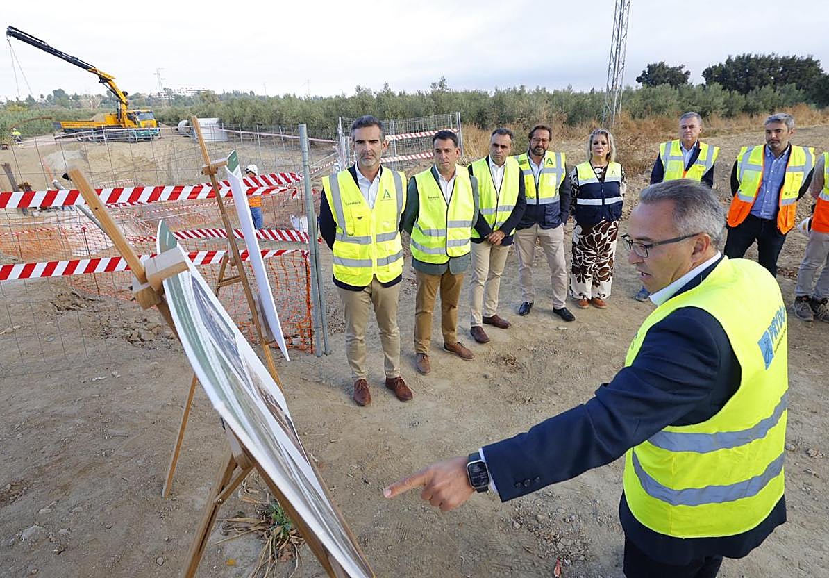 El consejero de Agricultura, Pesca, Agua y Desarrollo Rural, Ramón Fernández-Pacheco, ha visitado este martes las obras de la segunda fase de la agrupación de vertidos del río Dílar a la Estación Depuradora de Aguas Residuales (EDAR).